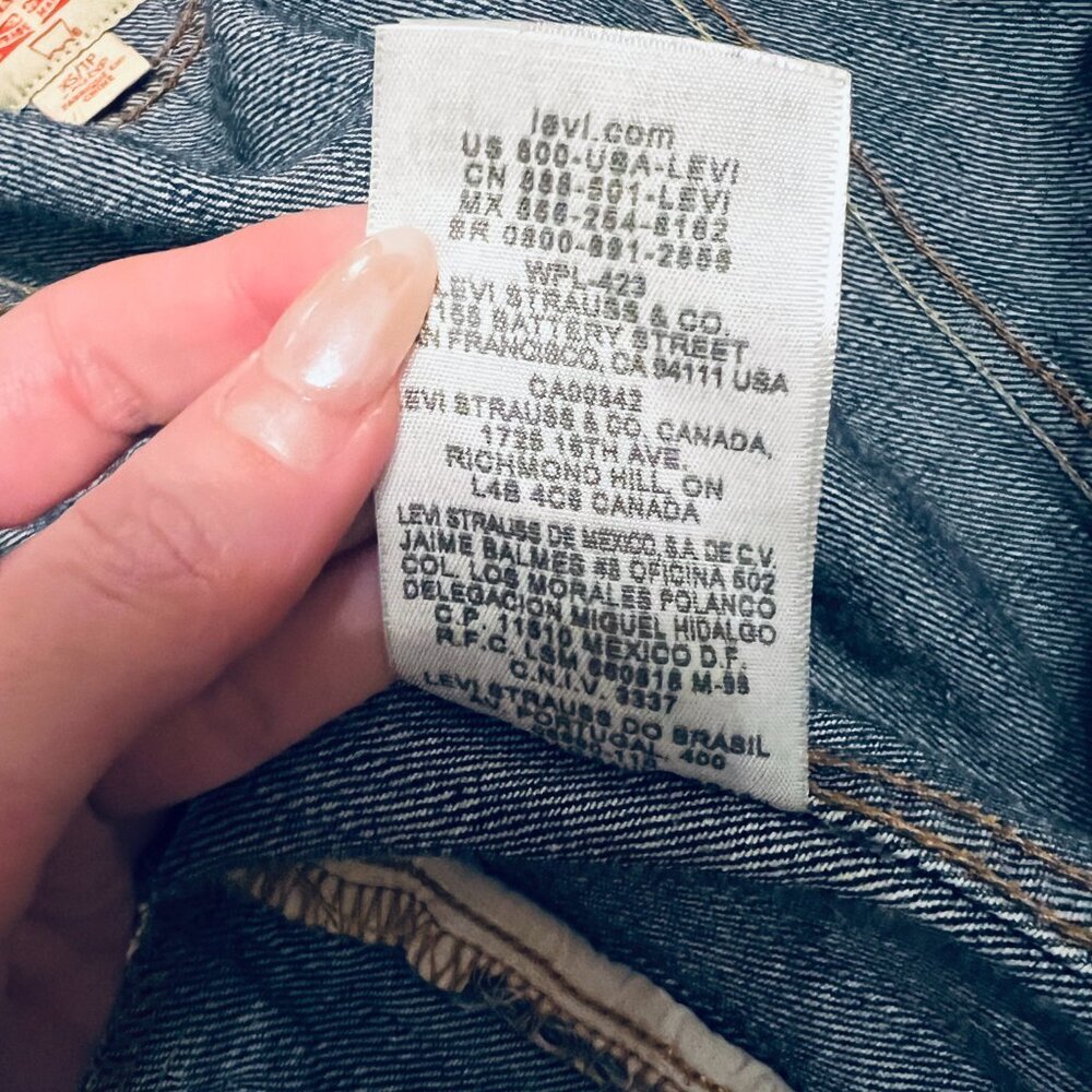 ⭐️HOST PICK - Levi's XS Trucker Jean Denim Jacket - Medium Blue - LIKE NEW - Picture 9 of 10